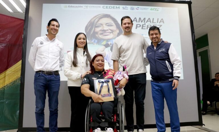 Recibe UTC a la multimedallista paralímpica Amalia Pérez