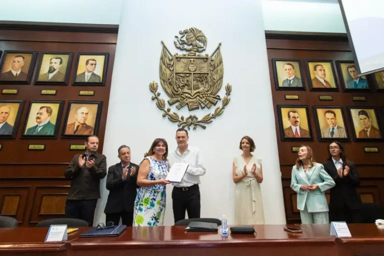 Entrega Mauricio Kuri constancias del Diplomado Querétaro Inédito