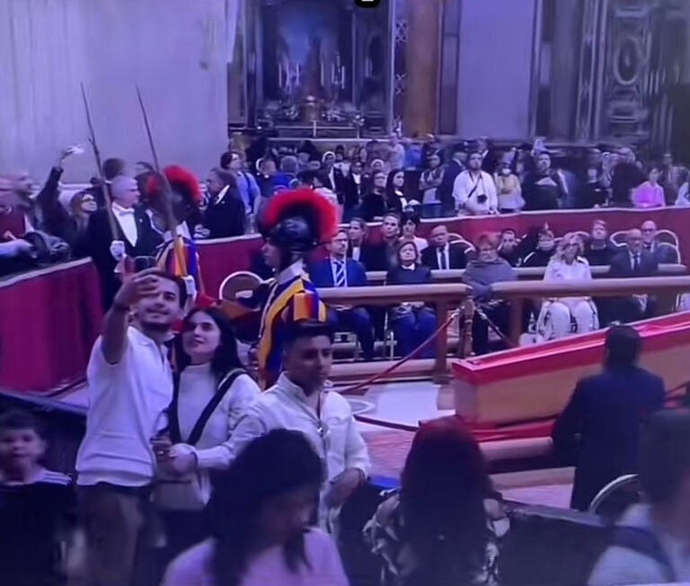 Selfies con el féretro del papa Francisco provocan críticas en redes sociales