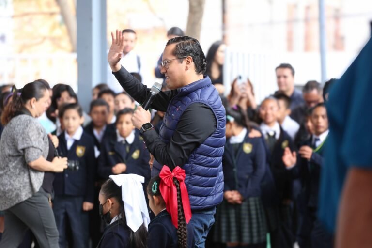 Chepe Guerrero entrega equipo de cómputo a alumnas y alumnos de escuela primaria “18 de Agosto”