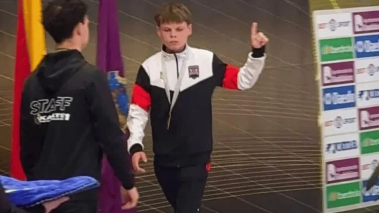 Karateca ucraniano de 13 años se niega a posar junto al campeón ruso en el podio de la Youth League en España