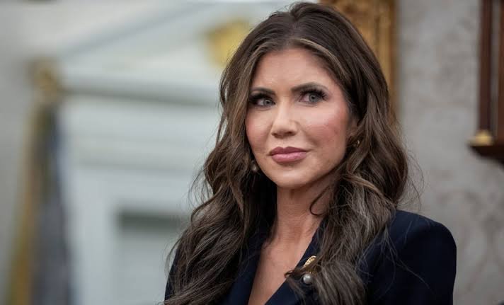 Roban el bolso de la secretaria de Seguridad Nacional de EE.UU., Kristi Noem, con US$ 3.000 en efectivo