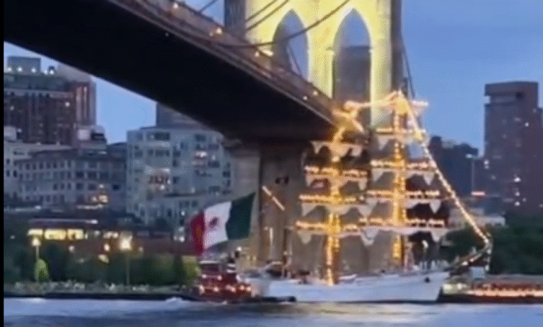 Dos marinos muertos y 11 delicados por choque del Cuauhtémoc en Brooklyn