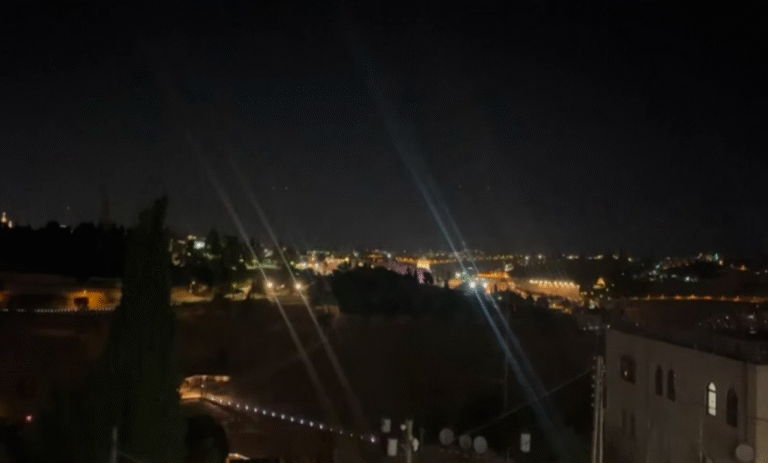 Israel ataca instalaciones nucleares de Irán y declara emergencia