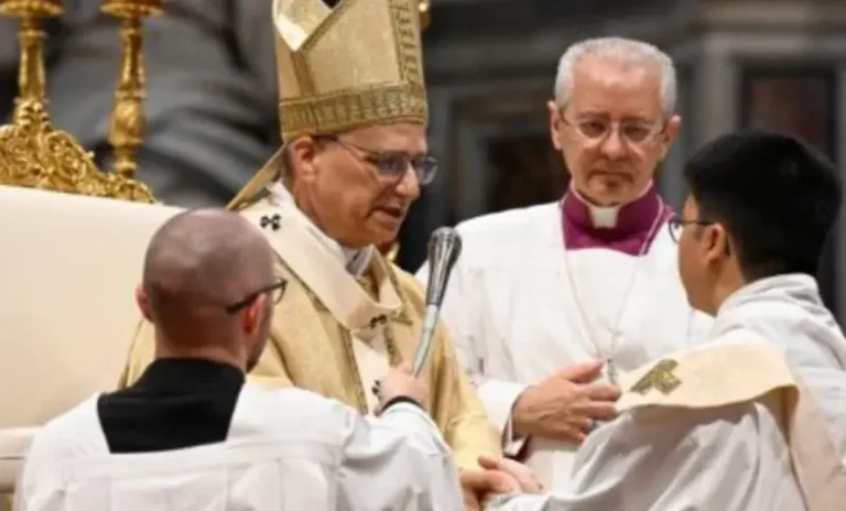 Vida sacerdotal debe ser transparente y creíble: León XIV