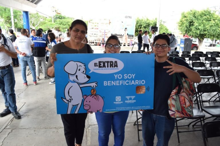 Entregan tarjetas de El Extra a familias de Félix Osores Sotomayor