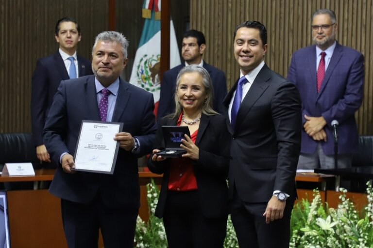 Reconocen a Artes UAQ con presea Germán Patiño Díaz