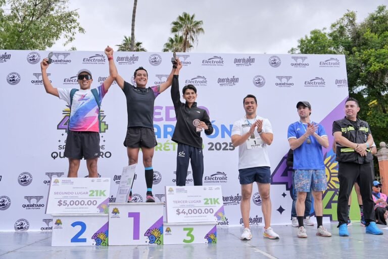 Encabeza Felifer Macías Medio Maratón por el 494 aniversario de Querétaro