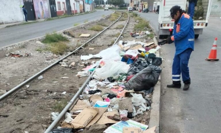 Atienden tiradero de basura en vías del tren tras denuncia en redes sociales