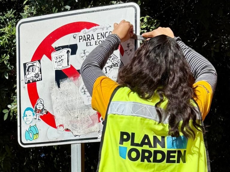 Realiza Semov limpieza de señalética para fortalecer el orden y la seguridad vial