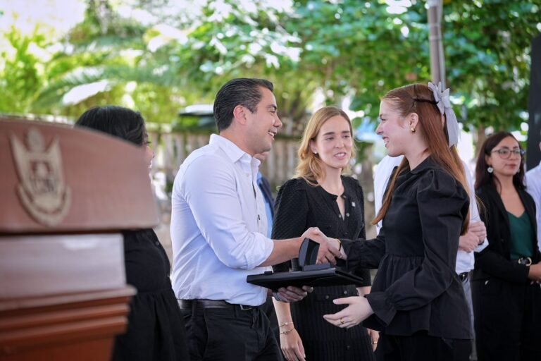 Asiste Felifer Macías a la entrega del Premio Estatal de la Juventud 2025