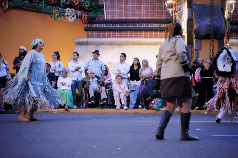 Acude Felifer Macías al tradicional festejo de los concheros en el centro de la ciudad