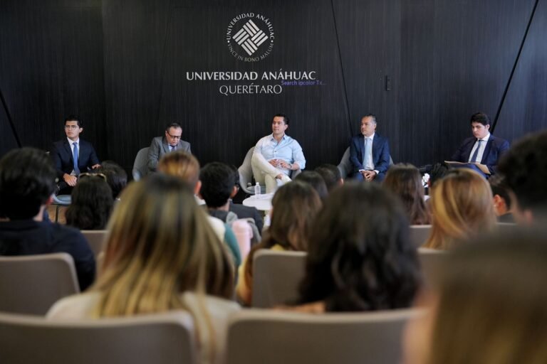 Invita Felifer Macías a jóvenes a crear cambios en la ciudad