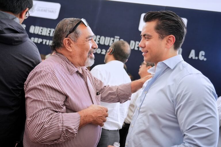 Asiste Felifer Macías al XIX aniversario de la Federación de la Uniónes de Comerciantes Queretanos en Pequeño del Estado