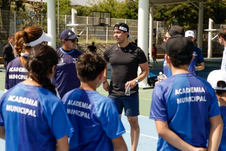 Recorre Felifer Macías exhibición de Academias Municipales Gratuitas