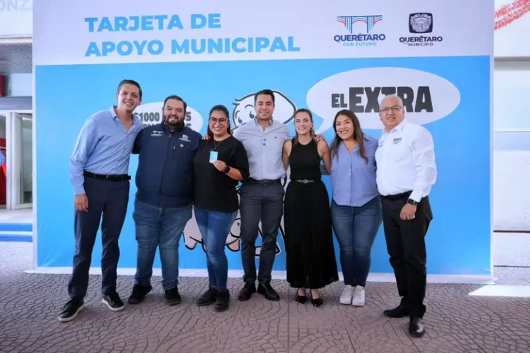 Entrega Felifer Macías tarjetas El Extra para fortalecer la economía familiar