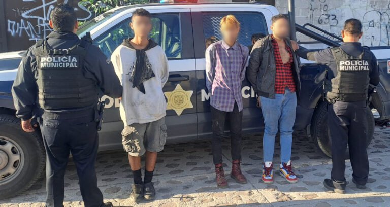Policías de la SSPMQ sorprenden desvalijando auto a 5 sujetos en la colonia Carlos María Bustamante