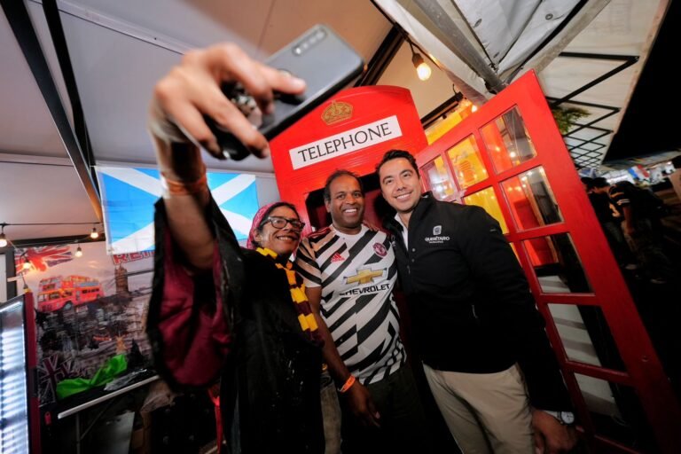 Recorre Felifer Macías el XVII Festival de Comunidades Extranjeras