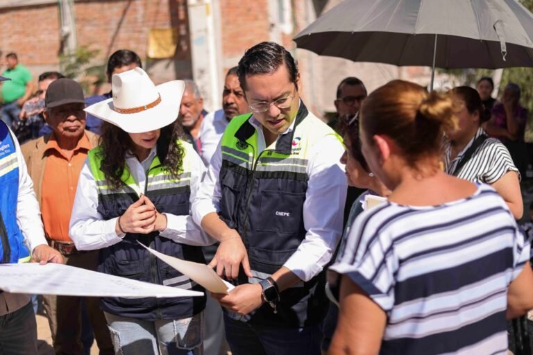 Chepe Guerrero supervisa la construcción de la red de alcantarillado pluvial en la colonia Vista Hermosa