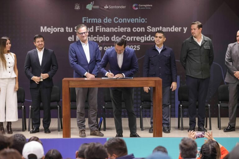 Corregidora y Santander otorgan becas para salud financiera de jóvenes universitarios