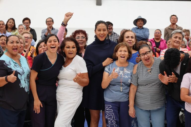 Iridia Salazar entrega material deportivo a adultos mayores