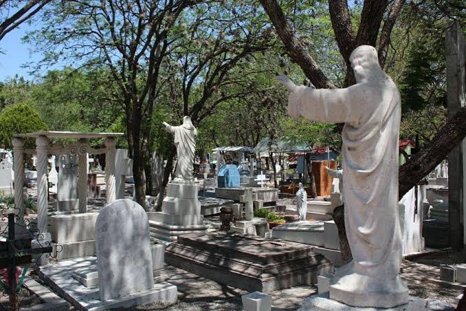 Más de 35 mil visitantes en el panteón Cimatario por Día de Muertos