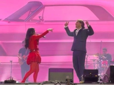 Belanova invita a Aldo de Nigris al escenario y termina “rechazándolo” con humor ante miles de fans