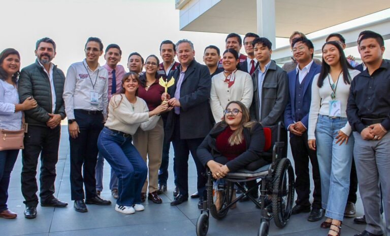 Santiago Nieto gana el premio The Napolitan Victory Awards