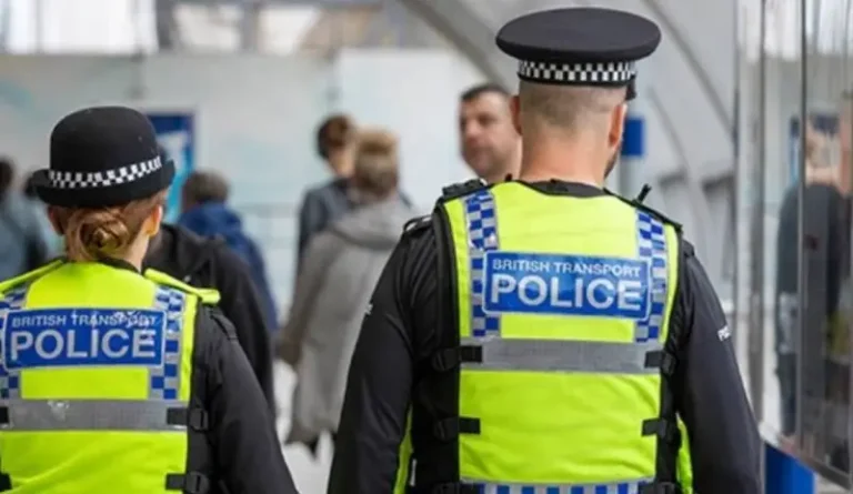 Deja ataque con arma blanca 10 heridos en tren rumbo a Londres