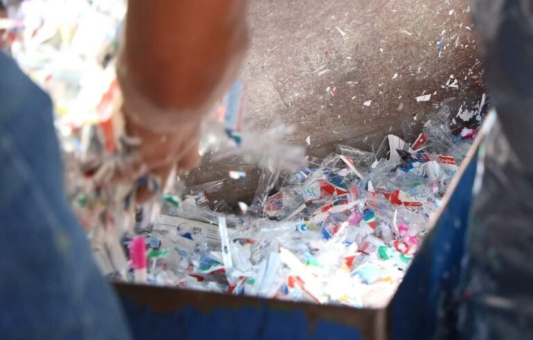 Destruyen más de 900 mil productos falsos de la marca Colgate