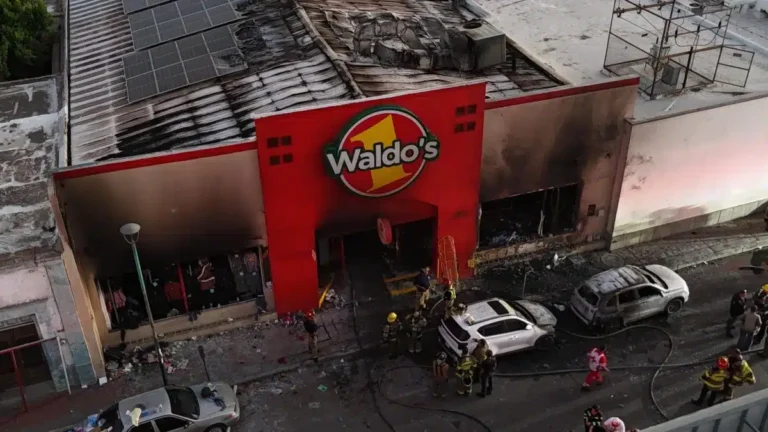 Explota tienda Waldo’s en Sonora; mueren 23 personas