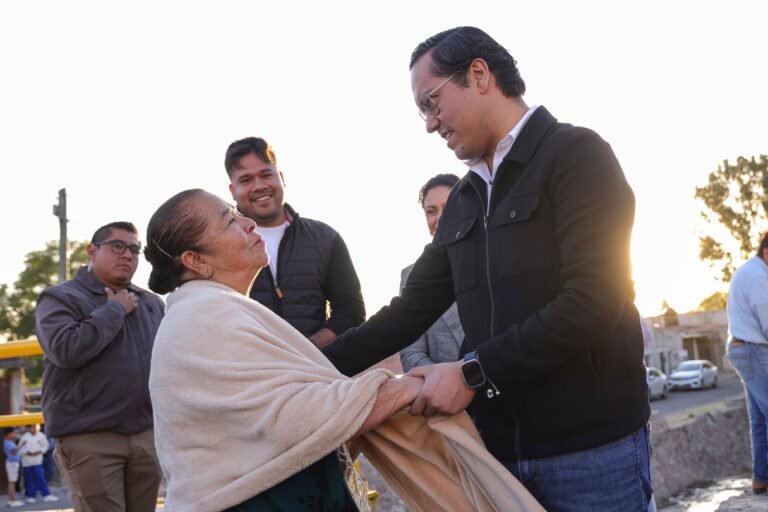 Chepe Guerrero entrega rehabilitación de 11 calles en la colonia Los Olvera