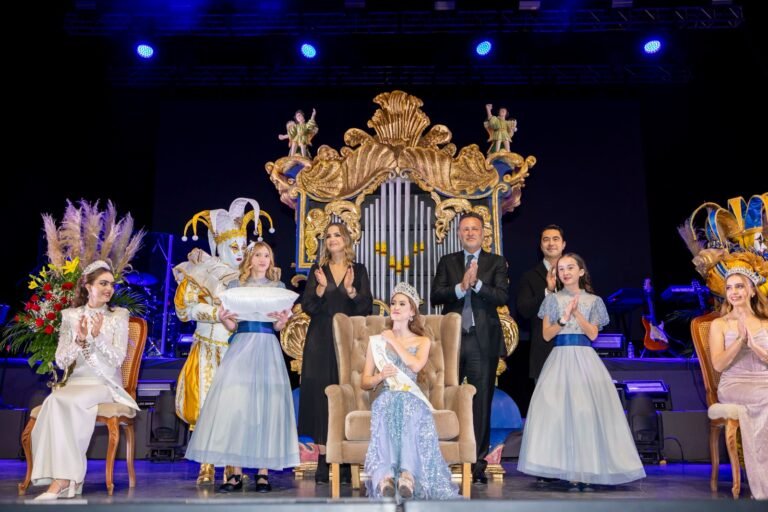 Encabeza Gobernador coronación de Fátima como Reina de las Fiestas de Navidad 2025