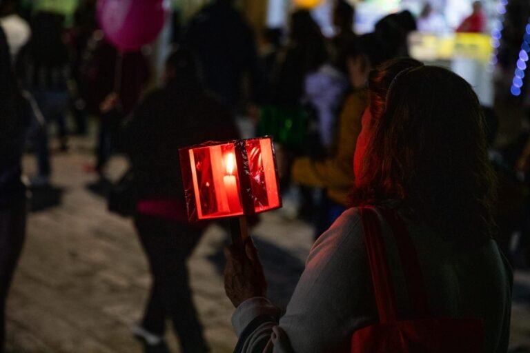 San Juan del Río se iluminó con la tradicional “77ª Procesión de los Farolitos 2025”