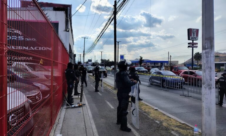 Desalojan negocios tras años de juicio en terrenos invadidos en Los Olvera