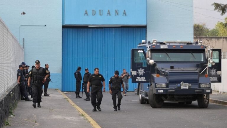 Estados Unidos transfiere a México a 14 reclusos bajo tratado internacional