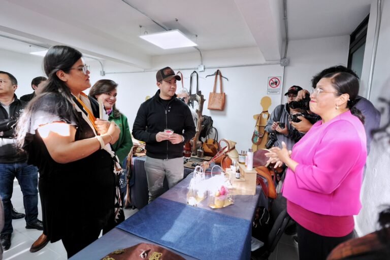 Participa Felifer Macías en la inauguración de la Escuela de Artes y Oficios de la UAQ
