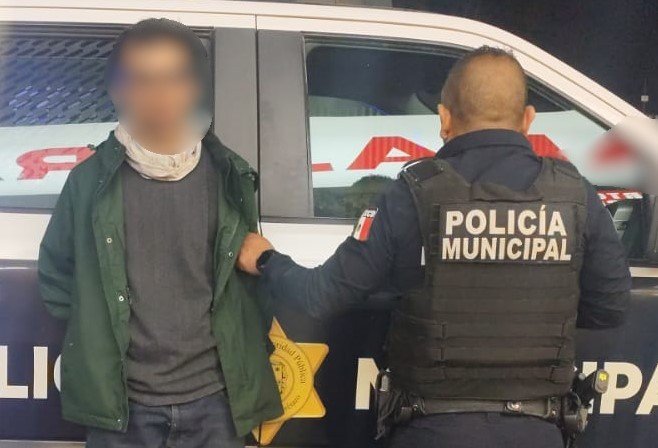 Detenido por robo en la colonia Peñuelas; sustrajo luminarias de un espectacular