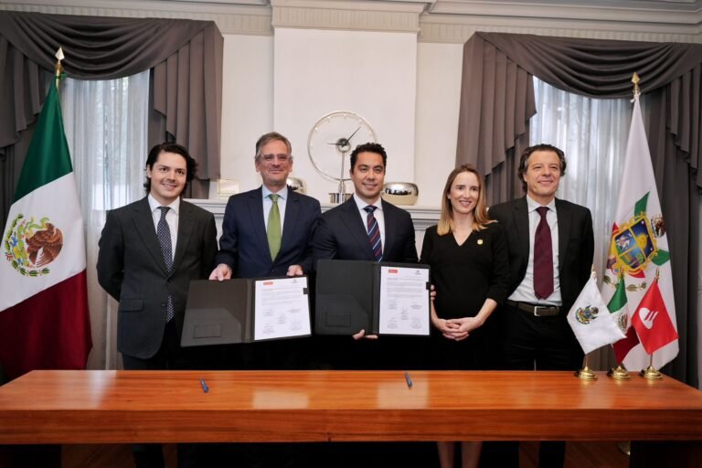 Entregan Municipio de Querétaro y Banco Santander México mil becas para fortalecer la educación financiera de jóvenes