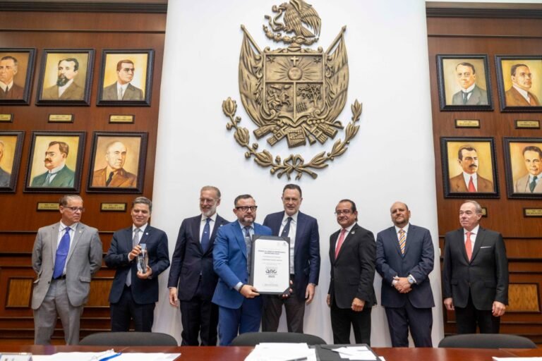 Reconoce Gobernador a empresarios queretanos