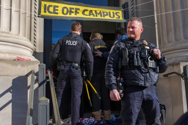 Los acuerdos de policías locales con el ICE se disparan en Estados Unidos y reavivan el debate sobre la confianza pública