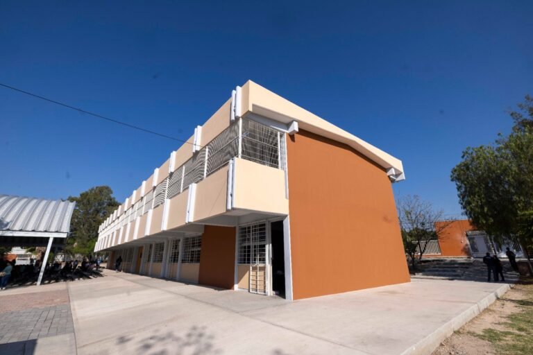 Realiza Gobernador entrega de aulas en primarias de Jurica Pueblo