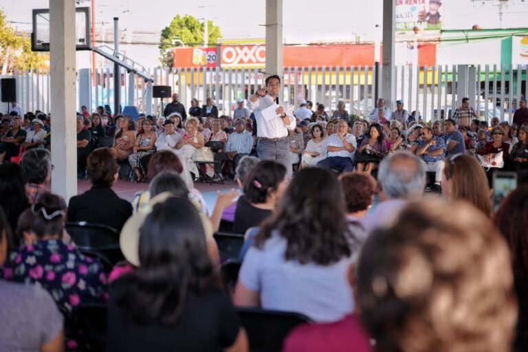 Reconoce Felifer Macías a adultos mayores por su contribución a la sociedad queretana