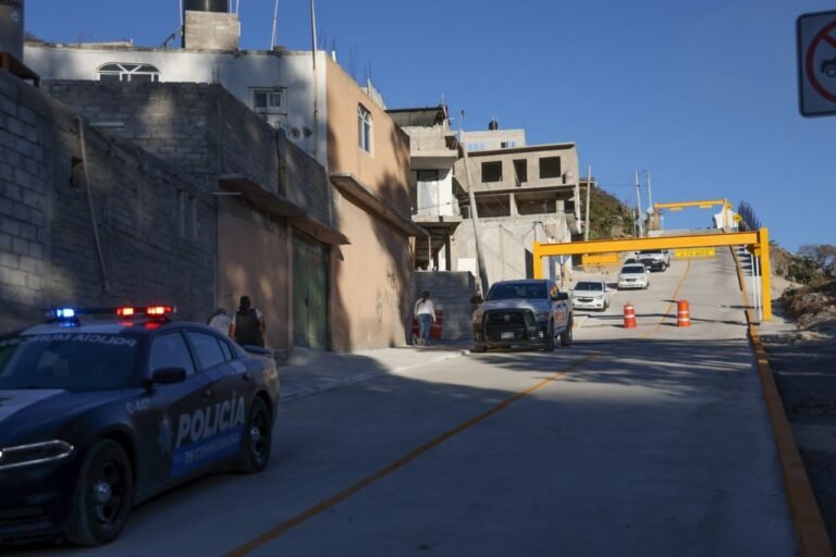 Luis Nava encabeza entrega de obra en El Paraíso