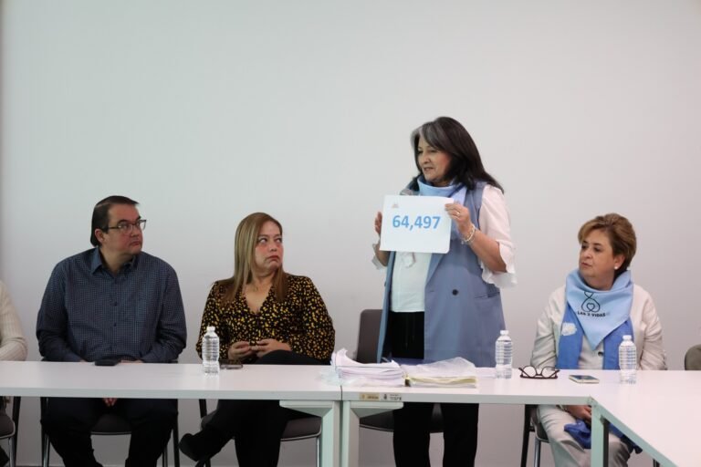 64 mil 497 firmas ciudadanas en defensa de la vida fueron entregadas a diputados del PAN