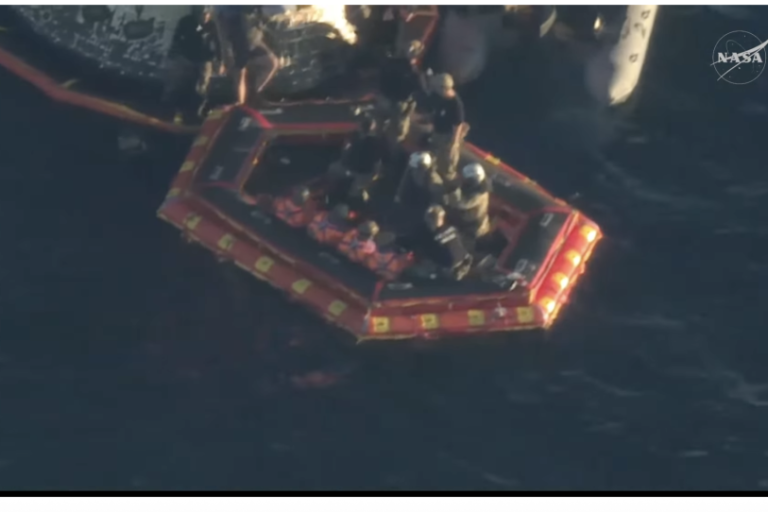 Astronautas de la misión Artemis II salen de la cápsula sanos y salvos