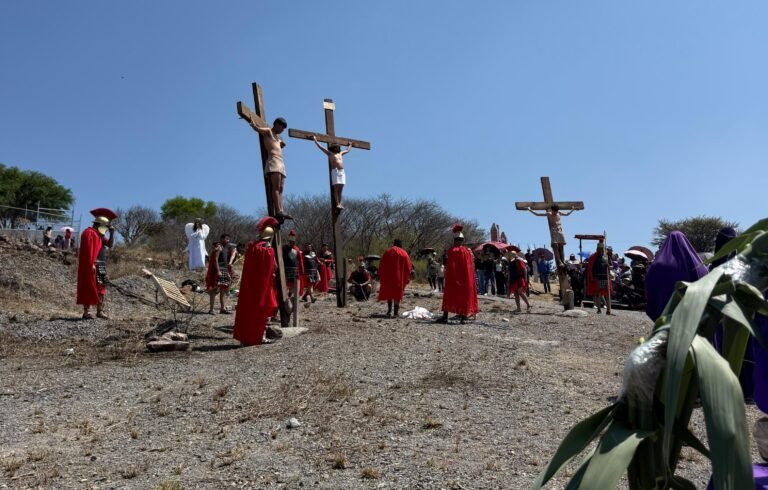 Acude Rodrigo Monsalvo al 161 Viacrucis de La Cañada
