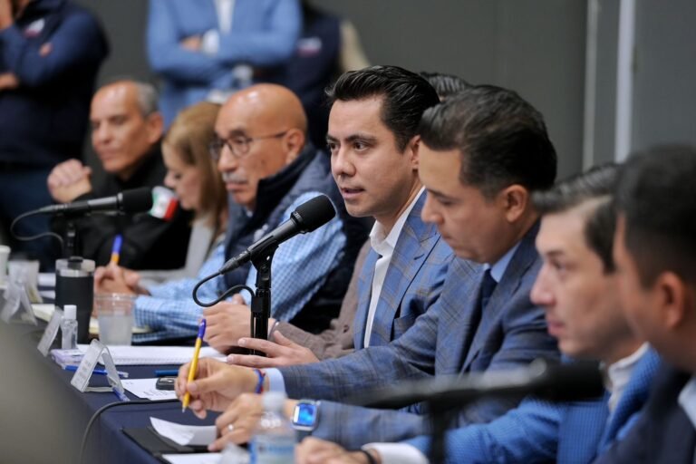 Firma Felifer Macías Convenio de Regularización de Negociaciones Comerciales