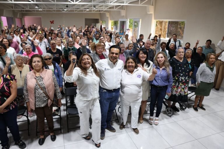 Visita Luis Nava grupo del adulto mayor en San Juan del Río