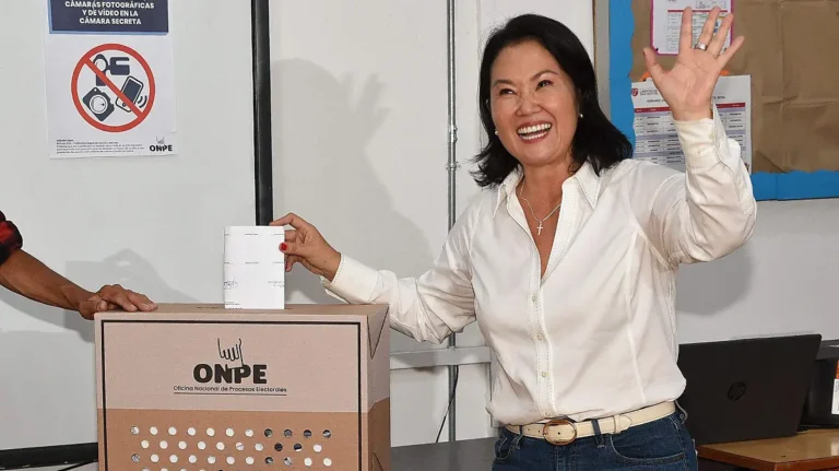 Keiko Fujimori encabeza los sondeos a boca de urna de la elección presidencial en Perú